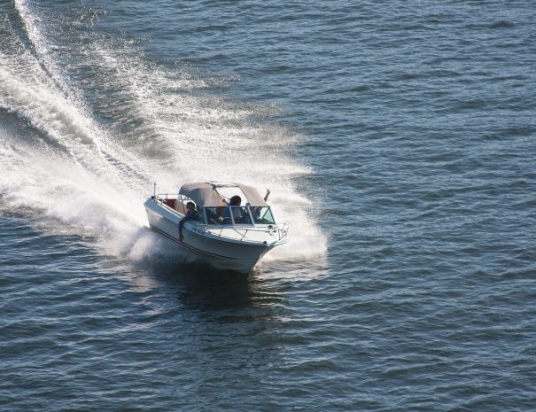 speedboat-gea8b04a85_1280
